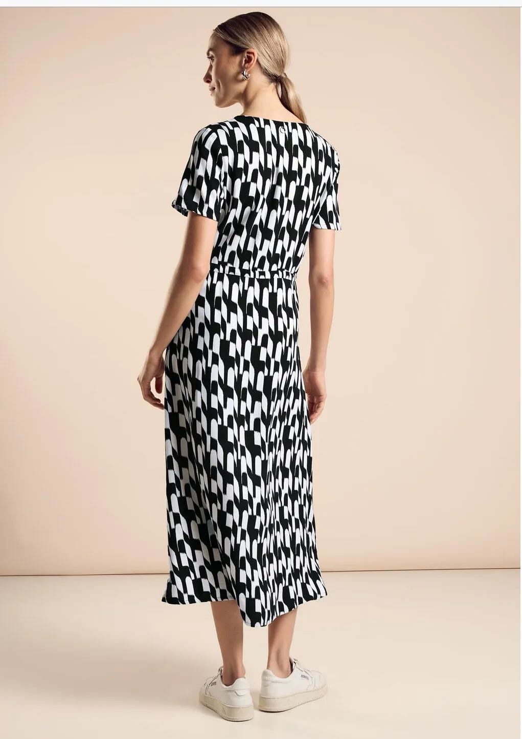 144127 Black and White Dress Street One